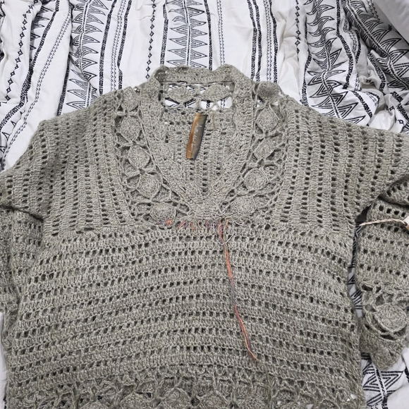 Aratta Olive V-Neck Crochet Sweater - Picture 2 of 2